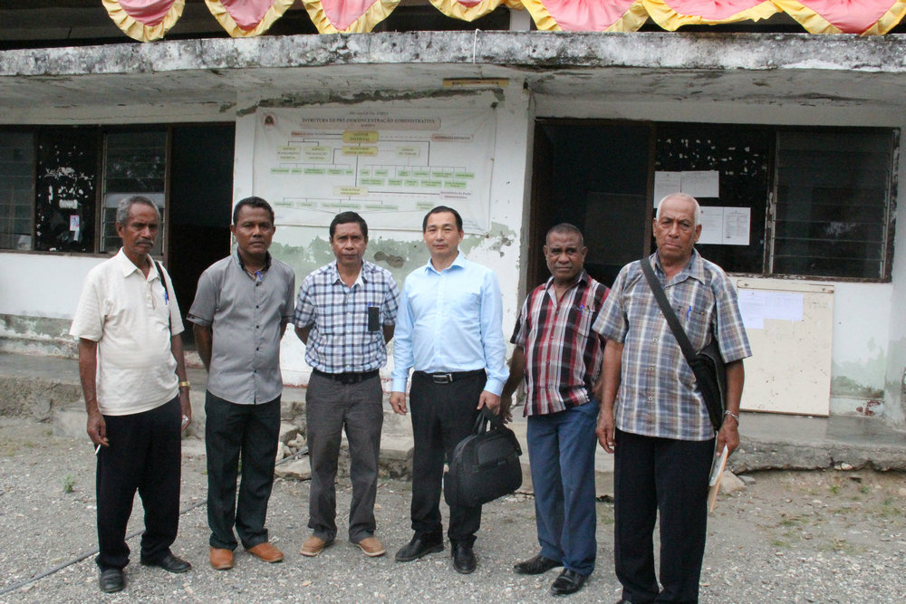 项目建设听证会后，公司领导与东帝汶马纳图托省省长及各族族长留影.JPG